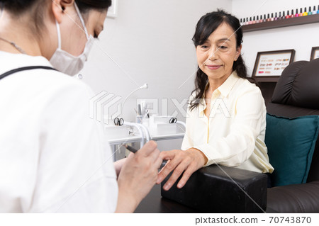 高級女人享受指甲和美容 70743870