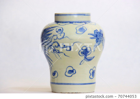 Old pot (pottery) Old pot (pottery) 70744053