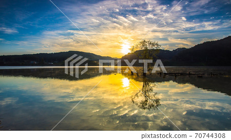 Beautiful lake scenery Beautiful lake scenery 70744308