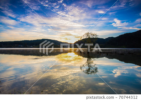 美麗的湖風光 70744312