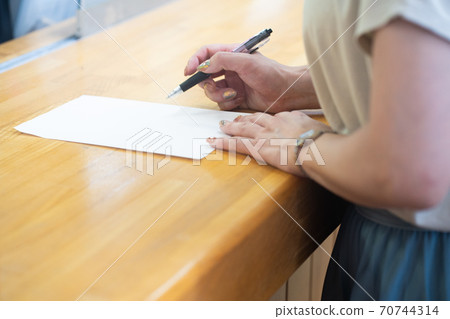 一個女人在接待處寫點東西 一個女人在接待處寫點東西 70744314