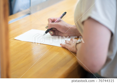 一個女人在接待處寫點東西 一個女人在接待處寫點東西 70744315
