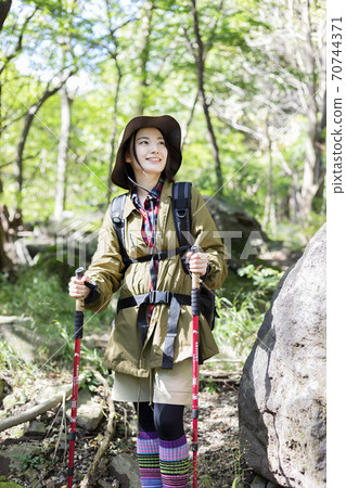 一個女人徒步旅行 70744371