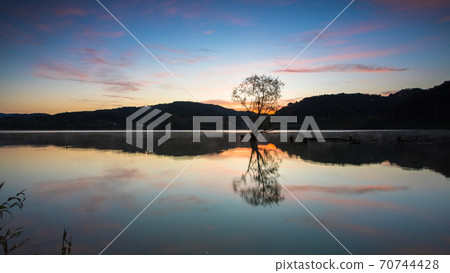 美麗的湖面倒影 70744428