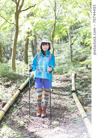 一個女人徒步旅行 70744493