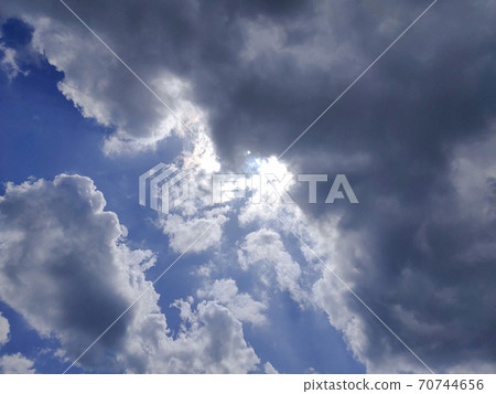 陽光透過雲層偷看 70744656