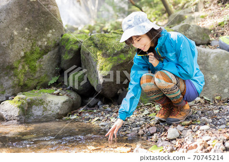 一個女人徒步旅行 70745214