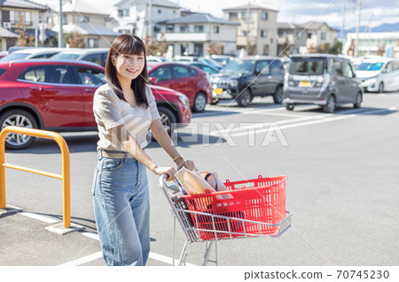 Shopping at supermarkets Shopping at supermarkets 70745230