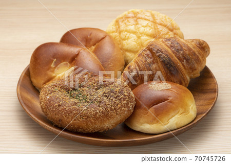 甜麵包和配菜麵包的集合[麵包店/麵包店圖片] 70745726