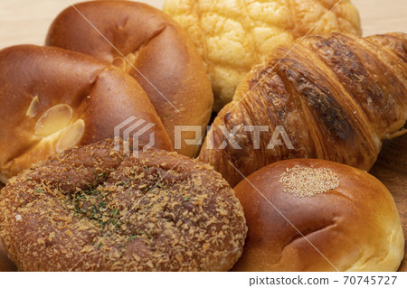 甜麵包和配菜麵包的集合[麵包店/麵包店圖片] 70745727