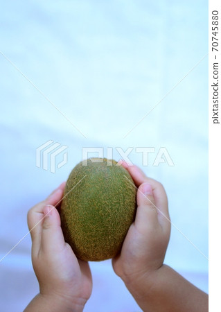 Hold kiwi in hand Hold kiwi in hand 70745880