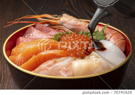Fresh and luxurious seafood bowl 70745929