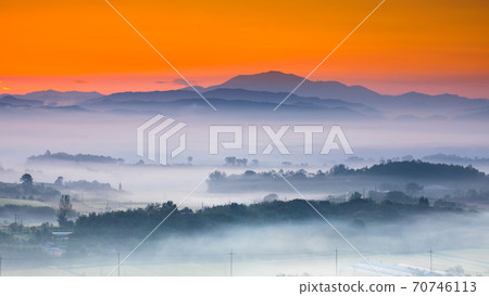Fantastic sea of clouds and dawn Fantastic sea of clouds and dawn 70746113