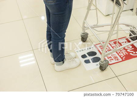 Waiting for accounting at the supermarket Social distance Waiting for accounting at the supermarket Social distance 70747100