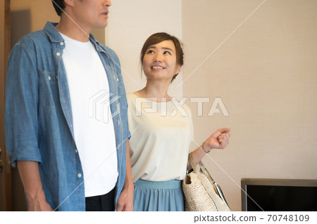 來旅行的男人和女人 70748109