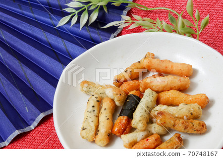 Sweets, snacks, okaki, sweets, hail, baked sweets, Japanese, food, snacks, Japanese sweets, plates 70748167