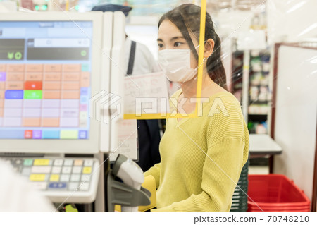 在超市收銀預防盾購物 在超市收銀預防盾購物 70748210