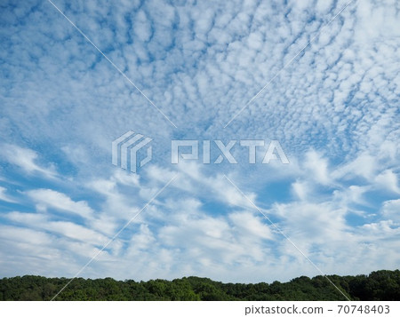 藍天，白雲和山脈 70748403