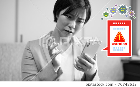 由於智能手機感染了病毒而陷入困境的女性上班族的圖像 70748612