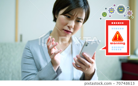 由於智能手機感染了病毒而陷入困境的女性上班族的圖像 70748613