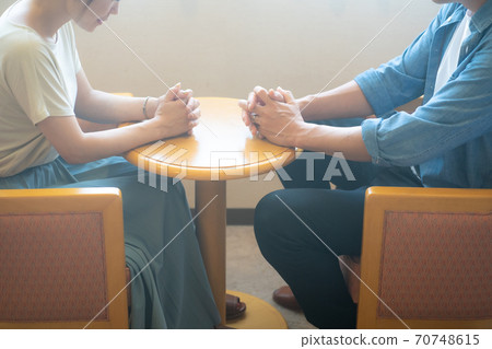 男人和女人坐在桌前 男人和女人坐在桌前 70748615