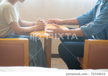男人和女人坐在桌前 男人和女人坐在桌前 70748616