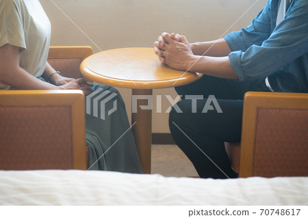 男人和女人坐在桌前 男人和女人坐在桌前 70748617