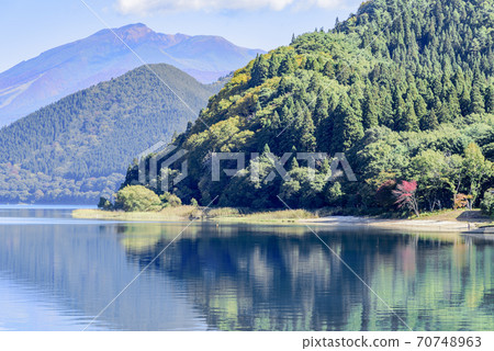 Lake Tazawa with a refreshing autumn weather 70748963