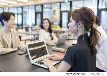 與四個人開會期間檢查屏幕投影在屏幕上的商務人士 70750432