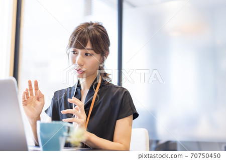 Business person explaining based on gestures at online meetings Business person explaining based on gestures at online meetings 70750450