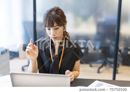 Business person explaining based on gestures at online meetings Business person explaining based on gestures at online meetings 70750500