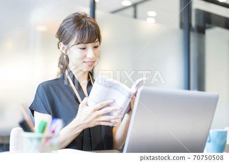通過參考與遠程辦公有關的書籍來挑戰第一個遠程辦公的業務人員 通過參考與遠程辦公有關的書籍來挑戰第一個遠程辦公的業務人員 70750508