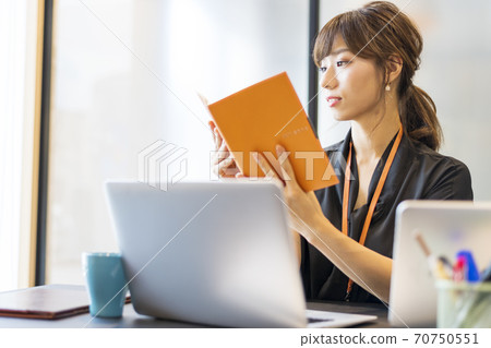 在明年的計劃表中第一次填寫計劃並對明年寄予厚望的商務人士 70750551