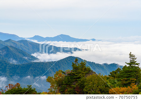 Autumn leaves and sea of clouds on Mt. Kurikoma 70750755