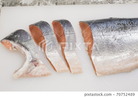 Judge a whole salt salmon Judge a whole salt salmon 70752489