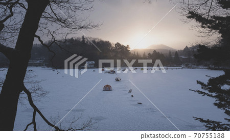 在冰凍的松原湖中等待日出若狹洞釣魚帳篷 70755188