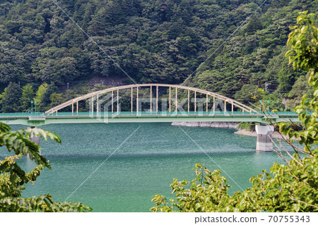 從奧多摩遊路看奧多摩湖的美山橋 從奧多摩遊路看奧多摩湖的美山橋 70755343