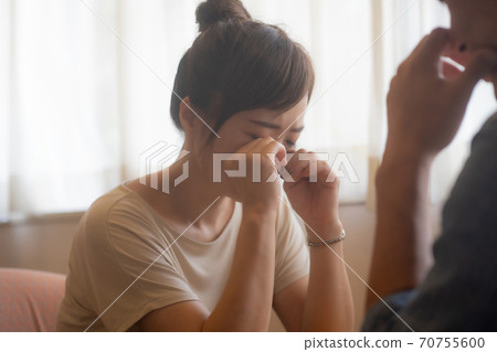 Woman crying Woman crying 70755600