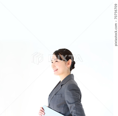 與膝上型計算機的女商人圖像 70756709