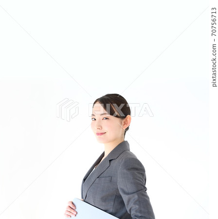 與膝上型計算機的女商人圖像 與膝上型計算機的女商人圖像 70756713