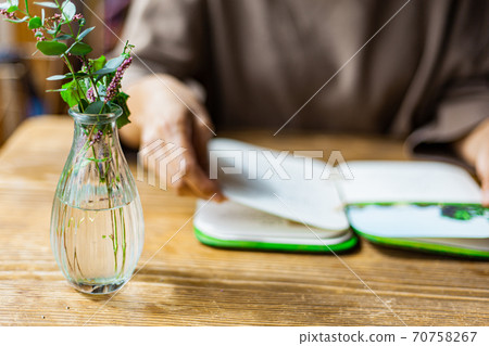 Girls who get lost in the lunch menu at a fashionable cafe 70758267