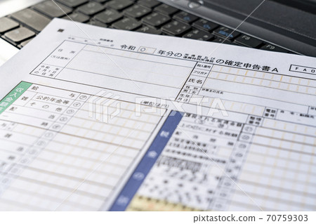 最終報告和筆記本電腦 最終報告和筆記本電腦 70759303
