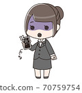 一個穿著西裝的女人，她的智能手機壞了時感到震驚 70759754