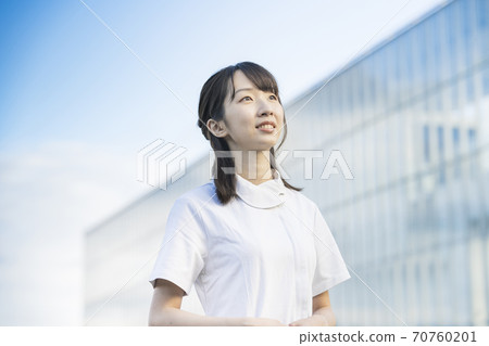 Women in white coats (medical image of nurses, dental hygienists, salons in general, etc.) 70760201