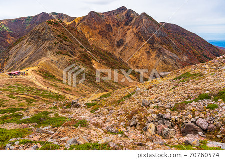 (Tochigi Prefecture) Autumn leaves on the Asahidake ridgeline seen from Mt. Chausu, Nasu (Tochigi Prefecture) Autumn leaves on the Asahidake ridgeline seen from Mt. Chausu, Nasu 70760574