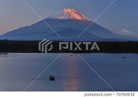傍晚從守金湖出來的富士山 傍晚從守金湖出來的富士山 70760638