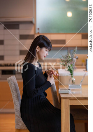 Woman wearing accessories 70760688