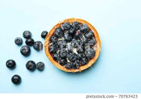 Blueberry pie on blue background, top view 70763423