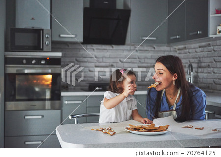 pet bake painted by mother and daughter. pet bake painted by mother and daughter. 70764125