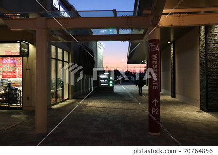 三井奧特萊斯購物城木更津夜景 照片素材 圖片 圖庫 三井奧特萊斯購物城木更津夜景 照片素材 圖片 圖庫